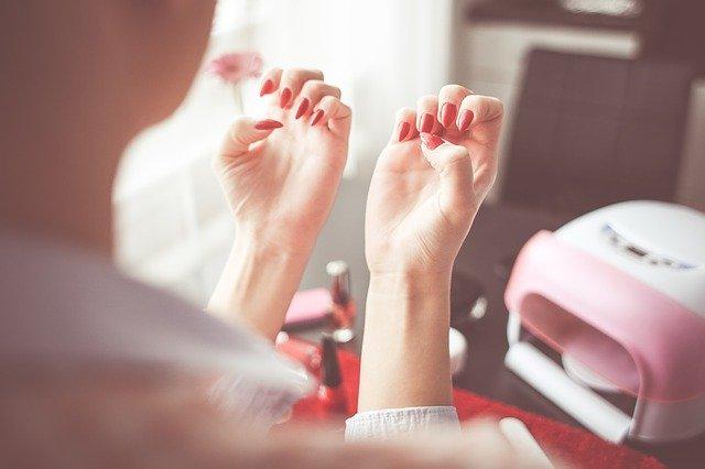 Gel nail polish or regular polish? - beautyhair.co.uk