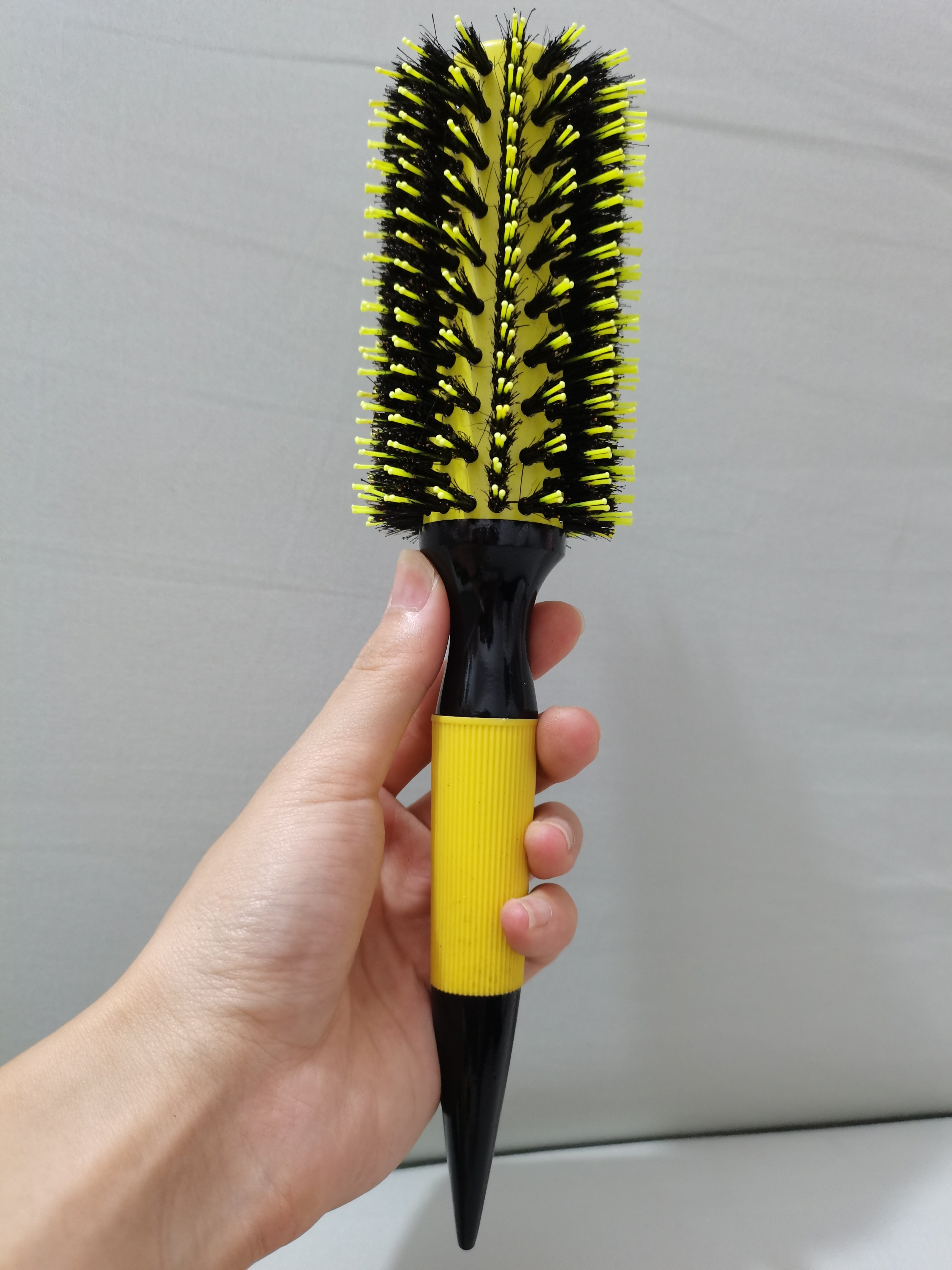 Round Aluminium Bristle Brush for Effortless Detangling and Optimal Styling - beautyhair.co.ukHair Brush